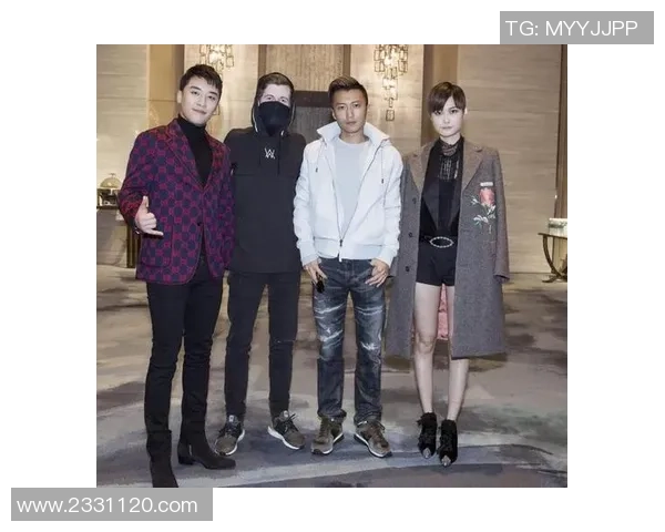 谢霆锋与足球明星亲密合影展现运动员风采与友谊的精彩瞬间